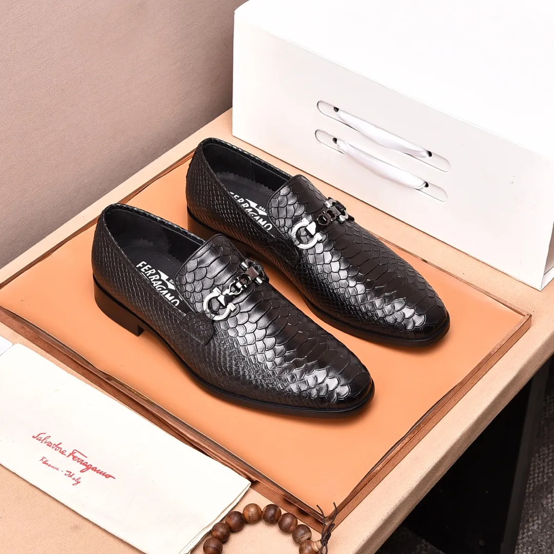 Men's shoes 💰540📛📛(water-dyed cowhide) Salvatore Ferragamo high-end (Salvatore Ferragamo) is the world's top luxury footwear brand. It comes from the fashion kingdom of Italy and is famous all over the world for its traditional handmade design and novel styles...🚶🏻🚶🏻New suit shoes are available simultaneously at the counter. This model is purely handmade. The fabric is imported from Italy's original first-layer cowhide. Soft water-dyed cowhide lining. Original authentic outsole🌀🌀Size: 38➖45